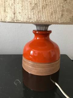 Jolie lampe à poser, abat-jour d’origine sur un pied en terra cotta émaillée, dimensions : H 35 cm, largeur 16 cm.