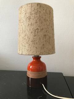 Jolie lampe à poser, abat-jour d’origine sur un pied en terra cotta émaillée, dimensions : H 35 cm, largeur 16 cm.