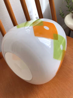 Jolie suspension en opaline blanche, décorée avec motifs géométriques, orange et vert , idéale pour une cuisine ou chambre d’enfant, dimensions : H 20cm, diamètre 18 cm.