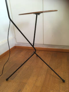 Lampadaire - bout de canapé, 50’ ou 60’, abat-jour d’origine en cordage, diamètre 46 et H 40, pied en métal noir, hauteur du lampadaire : 168.