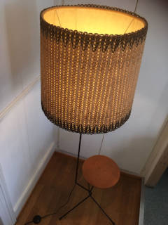Lampadaire - bout de canapé, 50’ ou 60’, abat-jour d’origine en cordage, diamètre 46 et H 40, pied en métal noir, hauteur du lampadaire : 168.