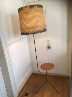 Lampadaire - bout de canapé, 50’ ou 60’, abat-jour d’origine en cordage, diamètre 46 et H 40, pied en métal noir, hauteur du lampadaire : 168.