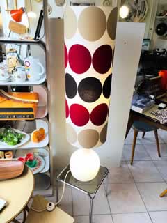 Lampadaire DORIA vintage, base en verre granité blanc, abat-jour cylindrique dans le style des années 70, particularité : 1 interrupteur / 3 positions (éclairage du pied seul, abat-jour seul ou pied + abat-jour) dim H 139 , diamètre 30.