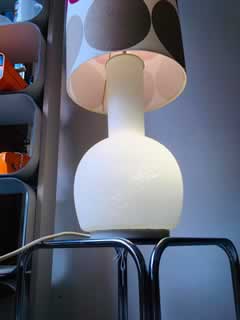 Lampadaire DORIA vintage, base en verre granité blanc, abat-jour cylindrique dans le style des années 70, particularité : 1 interrupteur / 3 positions (éclairage du pied seul, abat-jour seul ou pied + abat-jour) dim H 139 , diamètre 30.