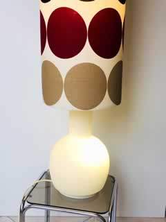 Lampadaire DORIA vintage, base en verre granité blanc, abat-jour cylindrique dans le style des années 70, particularité : 1 interrupteur / 3 positions (éclairage du pied seul, abat-jour seul ou pied + abat-jour) dim H 139 , diamètre 30.