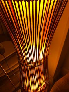 Lampadaire Kobe, produit en France vers 1980, en lamelles de bambou, dimensions: H 168 cm, L 40 cm, l 40 cm.