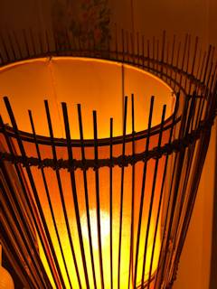 Lampadaire Kobe, produit en France vers 1980, en lamelles de bambou, dimensions: H 168 cm, L 40 cm, l 40 cm.