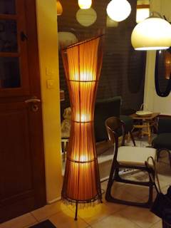 Lampadaire Kobe, produit en France vers 1980, en lamelles de bambou, dimensions: H 168 cm, L 40 cm, l 40 cm.