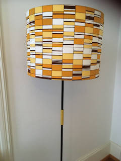Lampadaire pied et tige en fer des années 50-60, excellent état, abat-jour réalisé avec du vrai tissu vintage, dimensions : H 154, diamètre abat-jour 40, diamètre pied 27 cm.