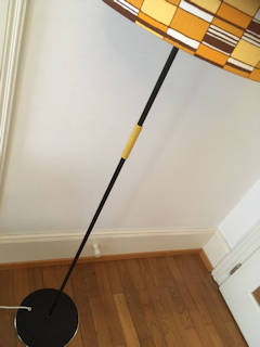 Lampadaire pied et tige en fer des années 50-60, excellent état, abat-jour réalisé avec du vrai tissu vintage, dimensions : H 154, diamètre abat-jour 40, diamètre pied 27 cm.