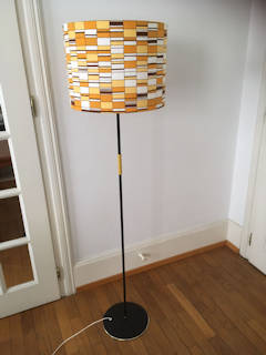 Lampadaire pied et tige en fer des années 50-60, excellent état, abat-jour réalisé avec du vrai tissu vintage, dimensions : H 154, diamètre abat-jour 40, diamètre pied 27 cm.