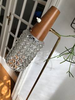 Lampadaire scandinave, bois et laiton, abat-jour en verre transparent, interrupteur intégré, dimensions : H 138 cm, diamètre du plateau au sol 24,5 cm.