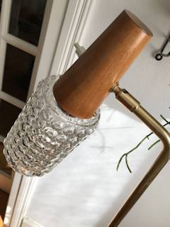 Lampadaire scandinave, bois et laiton, abat-jour en verre transparent, interrupteur intégré, dimensions : H 138 cm, diamètre du plateau au sol 24,5 cm.