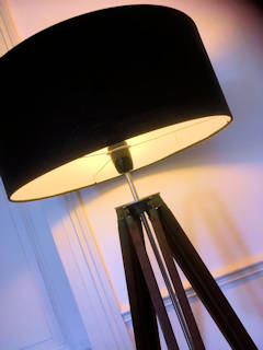 Lampadaire style industriel, véritable et ancien pied de géomètre en bois, avec système permettant de régler la hauteur souhaitée, pied sur lequel est monté un abat-jour contemporain. Dimensions: lampadaire H 170, pied H max 143, abat-jour H 19, diamètre 48.
