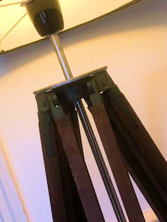 Lampadaire style industriel, véritable et ancien pied de géomètre en bois, avec système permettant de régler la hauteur souhaitée, pied sur lequel est monté un abat-jour contemporain. Dimensions: lampadaire H 170, pied H max 143, abat-jour H 19, diamètre 48.