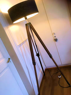 Lampadaire style industriel, véritable et ancien pied de géomètre en bois, avec système permettant de régler la hauteur souhaitée, pied sur lequel est monté un abat-jour contemporain. Dimensions: lampadaire H 170, pied H max 143, abat-jour H 19, diamètre 48.