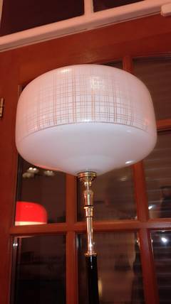 Lampadaire sur piétement tripode, métal noir, globe en verre blanc strié, composition originale, hauteur 170 cm.