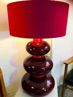 Lampe à poser, pied en faïence, abat-jour cylindrique, dim : H 75,5 ; L 45,5.