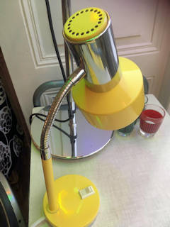 Lampe cocotte à poser, années 70, dimensions : H 35 cm, diamètre plateau et coupelle 10 cm.