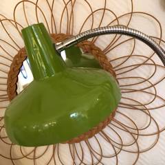Lampe de bureau vert pomme, abat-jour métal articulé de 20 cm de diamètre, sur tige flexible, dimensions : H 42 cm, L 15 cm, P 15 cm.