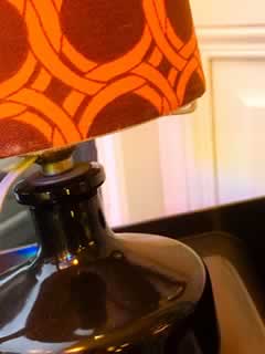 Lampe de chevet des années seventies, H 32 cm, Hauteur abat-jour 19 cm, diamètre abat-jour 13 cm; pied en verre coloré marron.