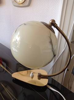 Lampe de chevet opaline marbrée, pied triangulaire en laiton, sur 3 petits supports boules laiton.