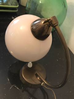 Lampe de chevet opaline rose, bouton poussoir, support laiton.