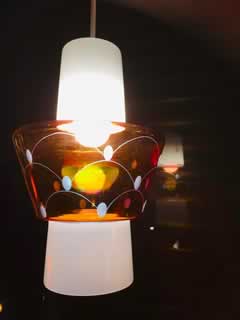 Lampe suspension fuseau, opaline blanche et pâte de verre transparente orangée d’une hauteur de 30 cm, 85