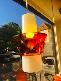 Lampe suspension fuseau, opaline blanche et pâte de verre transparente orangée d’une hauteur de 30 cm, 85