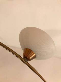 Lustre 3 feux, à l’italienne, opalines blanches, support métal cuivré.