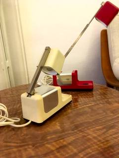 Paire de lampes de bureau Solis, pliables, avec un bras télescopique, type 86, interrupteur à 3 positions, matériaux plastique et métal, époque 60/70. Dimensions lampe fermée : L 17 cm, l 7 cm, H 9,5 cm. Longueur Max du bras déplié 42 cm. 80€ l’unité.