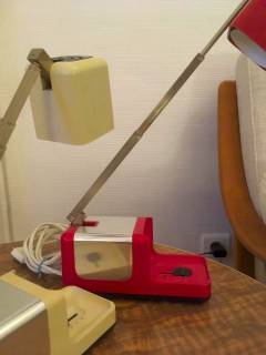 Paire de lampes de bureau Solis, pliables, avec un bras télescopique, type 86, interrupteur à 3 positions, matériaux plastique et métal, époque 60/70. Dimensions lampe fermée : L 17 cm, l 7 cm, H 9,5 cm. Longueur Max du bras déplié 42 cm. 80€ l’unité.