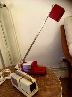 Paire de lampes de bureau Solis, pliables, avec un bras télescopique, type 86, interrupteur à 3 positions, matériaux plastique et métal, époque 60/70. Dimensions lampe fermée : L 17 cm, l 7 cm, H 9,5 cm. Longueur Max du bras déplié 42 cm. 80€ l’unité.