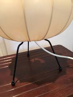 Petite lampe Cocoon de table ou de chevet, made in Italie, structure tripode métal noir, abat-jour tissu beige.