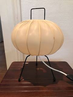 Petite lampe Cocoon de table ou de chevet, made in Italie, structure tripode métal noir, abat-jour tissu beige.