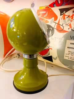 Petite lampe de bureau ou de chevet « eyeball »; Particularité : la boule repose sur un pied aimanté et reste collée au socle tout en permettant son orientation. Design italien dans l’esprit de Goffredo Reggiani, années 70.