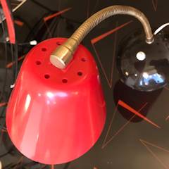 Petite lampe cocotte en plastique, support noir et abat-jour rouge, bouton poussoir.