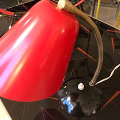 Petite lampe cocotte en plastique, support noir et abat-jour rouge, bouton poussoir.