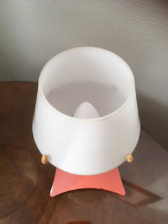 Petite lampe de chevet, pied métal vieux rose, abat-jour opaline blanche, bouton poussoir d’origine, hauteur 21,5 cm.