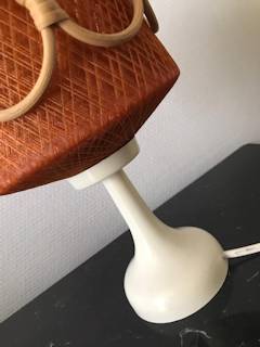 Petite lampe de chevet pop, pied tulipe plastique, abat-jour orange en nylon tressé avec frise osier, dimensions: H 25 cm, diamètre abat-jour 25 cm, diamètre pied 12 cm.