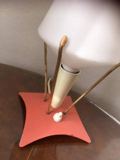 Petite lampe de chevet, pied métal vieux rose, abat-jour opaline blanche, bouton poussoir d’origine, hauteur 21,5 cm.