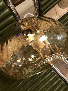 Suspension cloche, en verre ambré, avec reflets changeants dûs à l’épaisseur du verre travaillé, dimensions: diamètre 36 cm, H 24 cm.