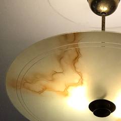 Suspension disque en pâte de verre, fond vert amande et marbrures, sur tige laiton, deux feux, design épuré 50’, diamètre 70 cm.