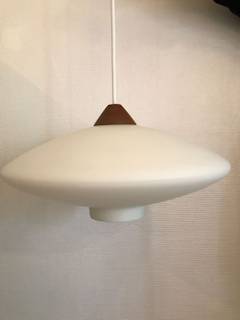 Suspension soucoupe en opaline blanche et bois, très belle luminosité, 35 cm de diamètre.