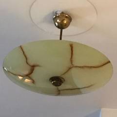 Suspensions lumineuses avec disque en pâte de verre, différents modèles et tailles disponibles.