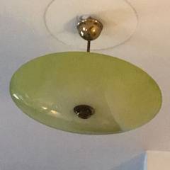 Suspensions lumineuses avec disque en pâte de verre, différents modèles et tailles disponibles.