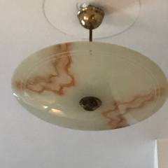 Suspensions lumineuses avec disque en pâte de verre, différents modèles et tailles disponibles.