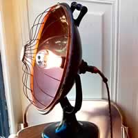 Lampe chauffante transformée en luminaire style industriel.