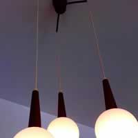 Suspension 3 feux opalines blanches et bois teck.