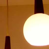 Suspension 3 feux opalines blanches et bois teck.
